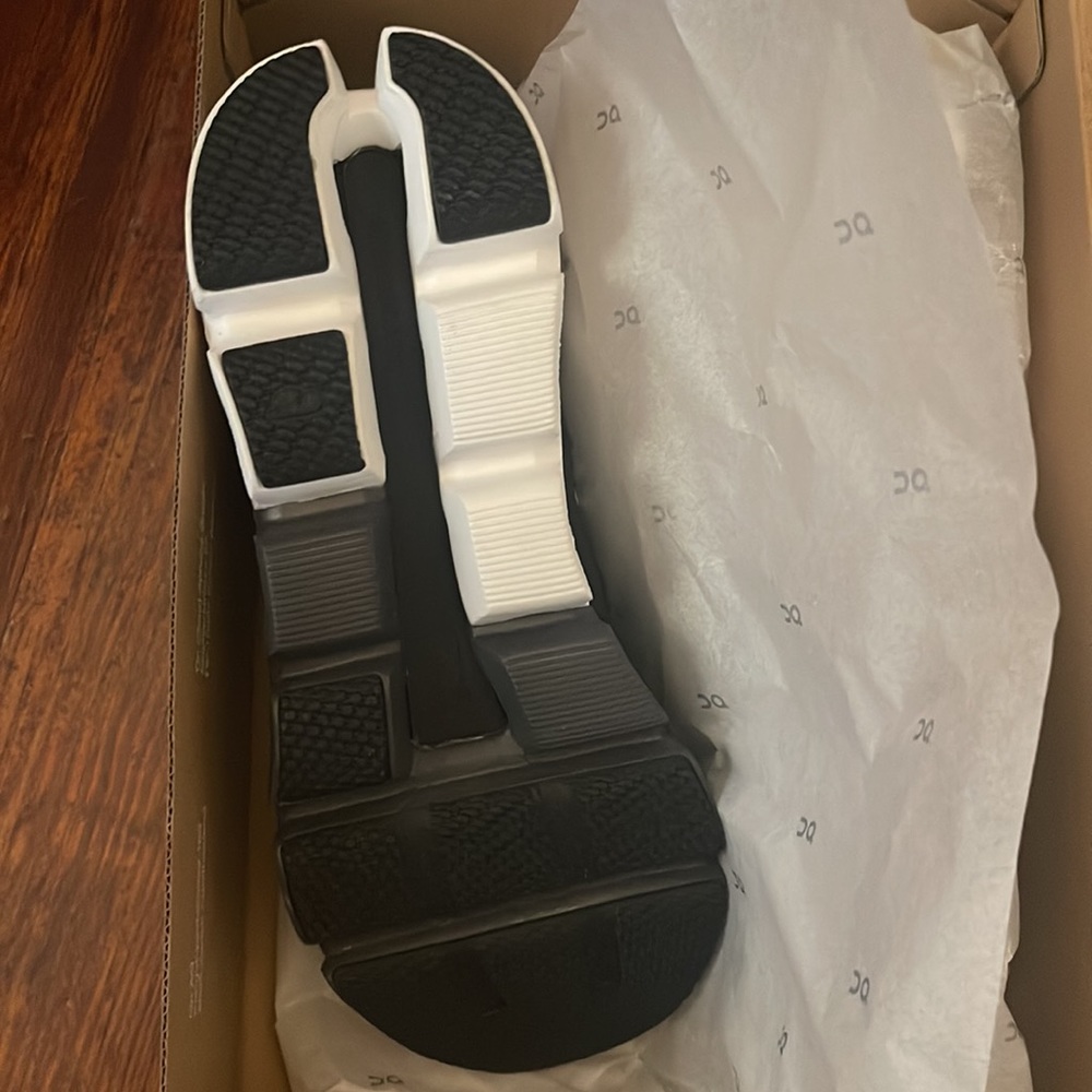 ON Women’s Cloud tech cloud flyer 4-size 8.5-BRAND NEW IN BOX!! - Picture 10 of 13